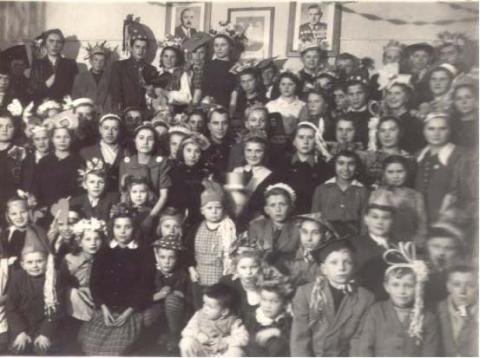 Grupa dzieci z kierownikiem szkoły, rok szk. 1950/51