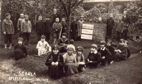 Dzieci w ogrodzie,   zagonki uczniów klasy II, rok szk. 1934/35