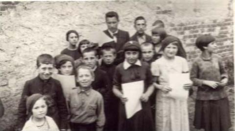 Uuczniowie z nauczycielem, Klasa V, rok szk. 1933/34