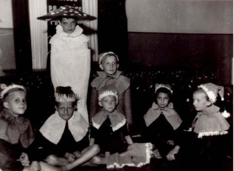 Dzieci w strojach, muchomor i krasnoludki. Inscenizacja na zakończenie roku szkolnego 1955/56.