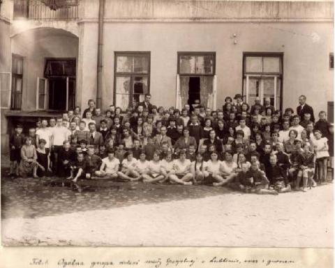 Ogólna grupa dzieci Szkoły Specjalnej w Lublinie wraz z gronem nauczycielskim, rok szk. 1930/31