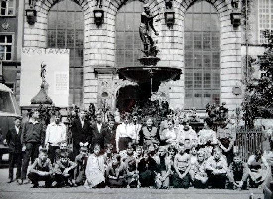 Uczniowie klasy V na wycieczce w Gdańsku zgromadzeni wokół pomnika