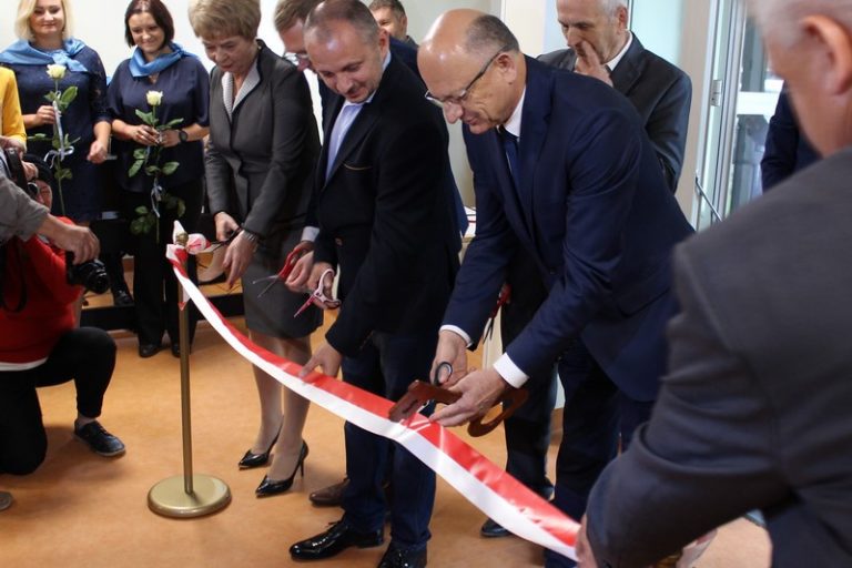 Uroczystość otwarcia nowej placówki, Pan Prezydent Krzysztof Żuk , który dokonuje przecięcia symbolicznej wstęgi.