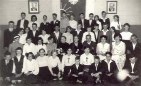 Zdjęcie grupowe, absolwenci klas siódmych wraz ze swoimi nauczycielami, rok szk. 1962/63