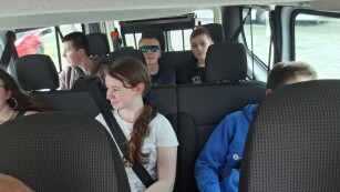 sześciu uczniów naszej szkoły w busie podczas jazdy do Krakowa