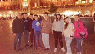 nasi uczniowie z nauczycielami podczas wieczornego spaceru po Rynku w Krakowie