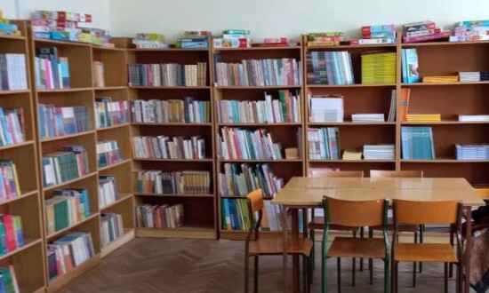 Fotografia biblioteki SPS 26 na ul. Krochmalnej. Widać na niej stolik, krzesła oraz półki z książkami.