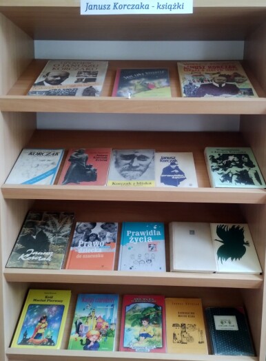 Fotografia przedstawia wystawkę książek Janusza Korczaka i o Januszu Korczaku dostępnych w szkolnej bibliotece.
